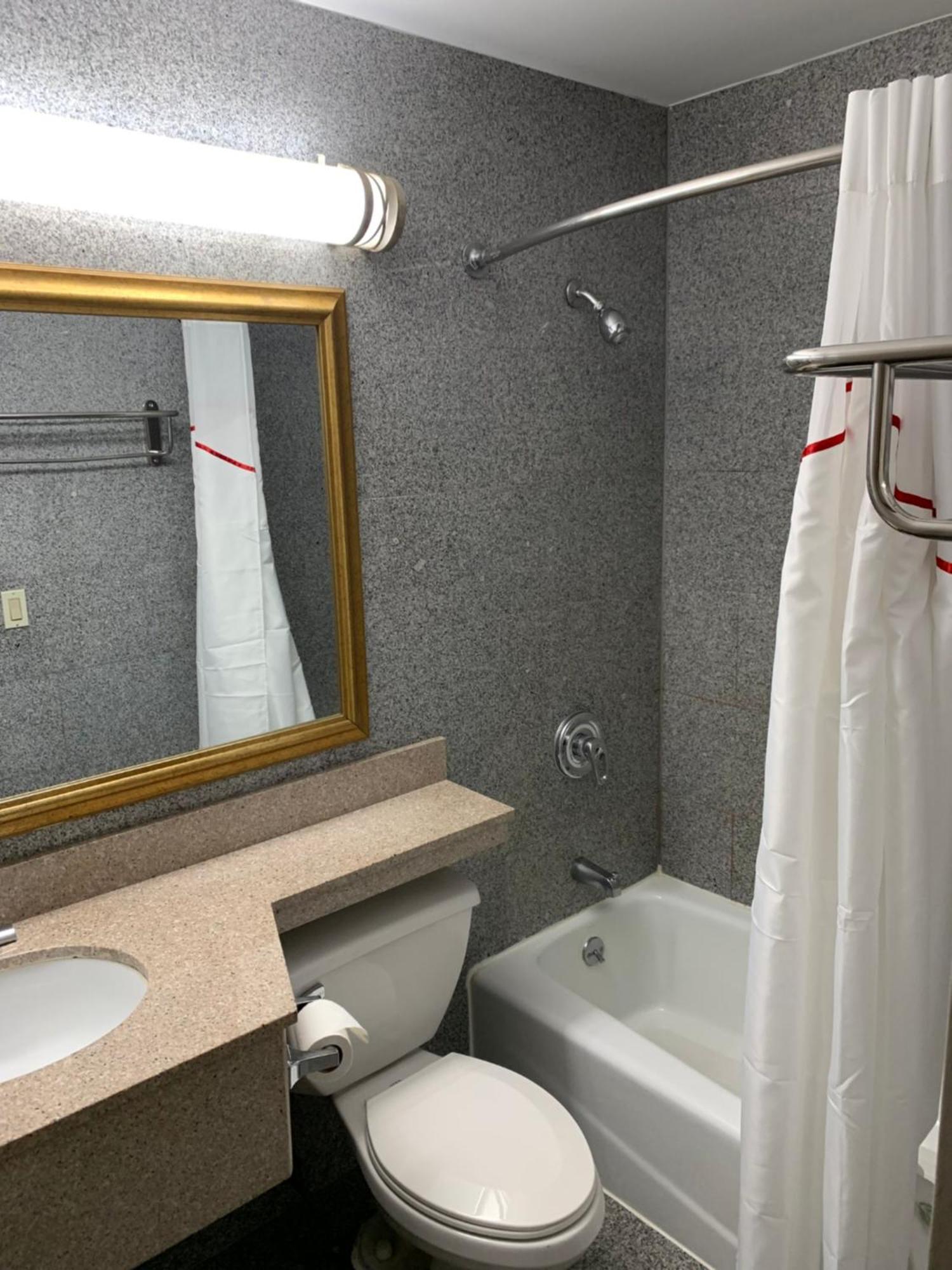 Red Roof Inn Copiague Экстерьер фото