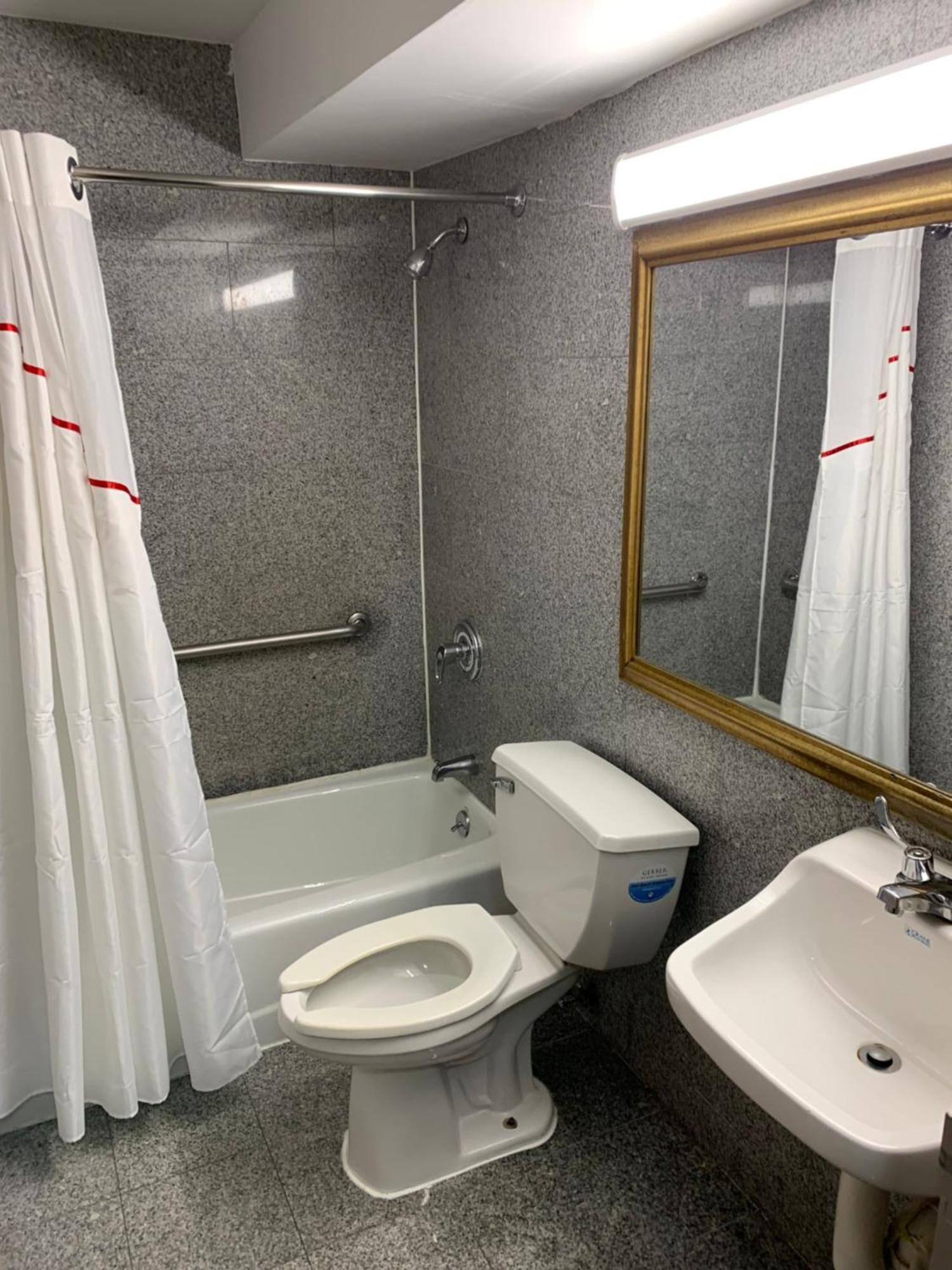 Red Roof Inn Copiague Экстерьер фото